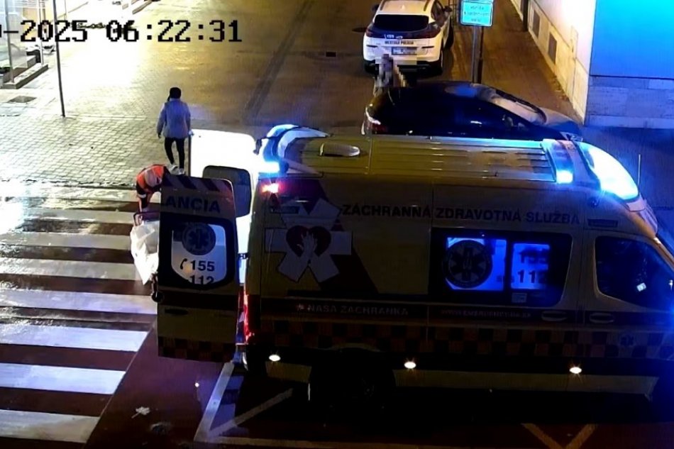 V OBRAZOCH: Mestskí policajti poskytli prvú pomoc zranenej chodkyni