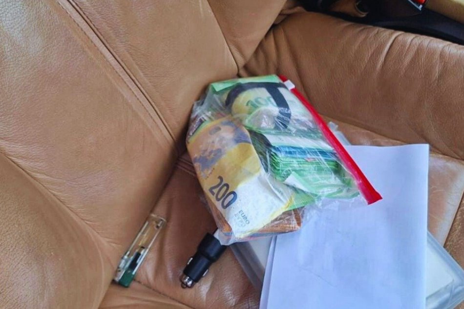 V OBRAZOCH: Pri bežnej kontrole zadržali osobu v pátraní aj balík peňazí