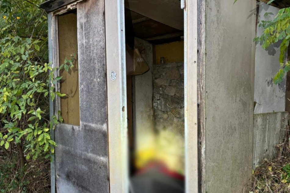 Polícia našla v záhradnom dome telo mŕtveho muža