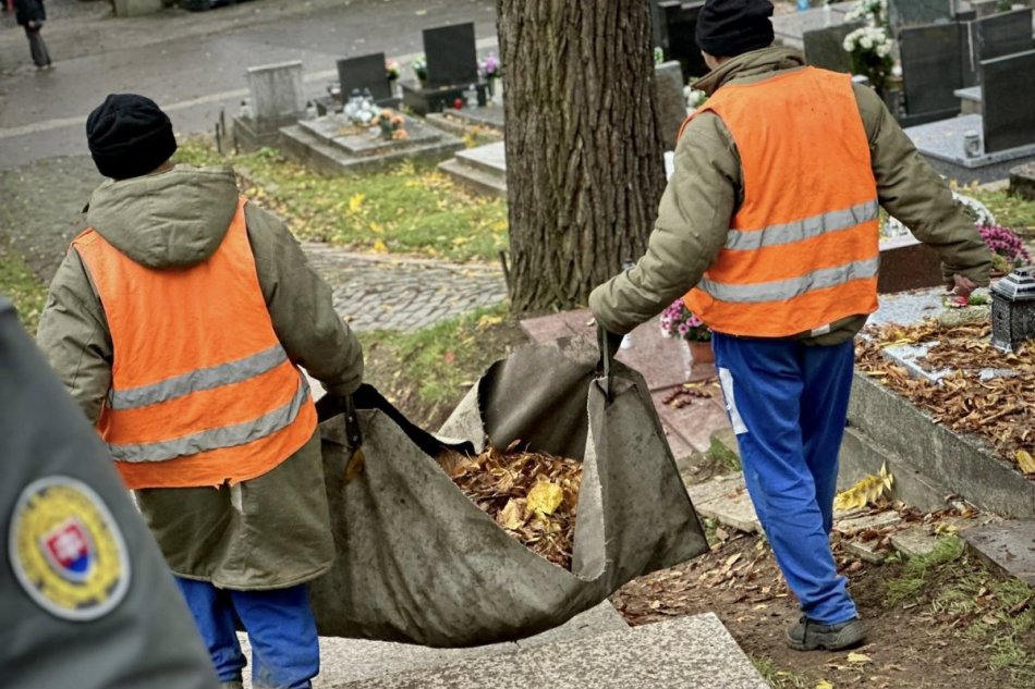 V OBRAZOCH: Jesenná starostlivosť o banskobystrické cintoríny