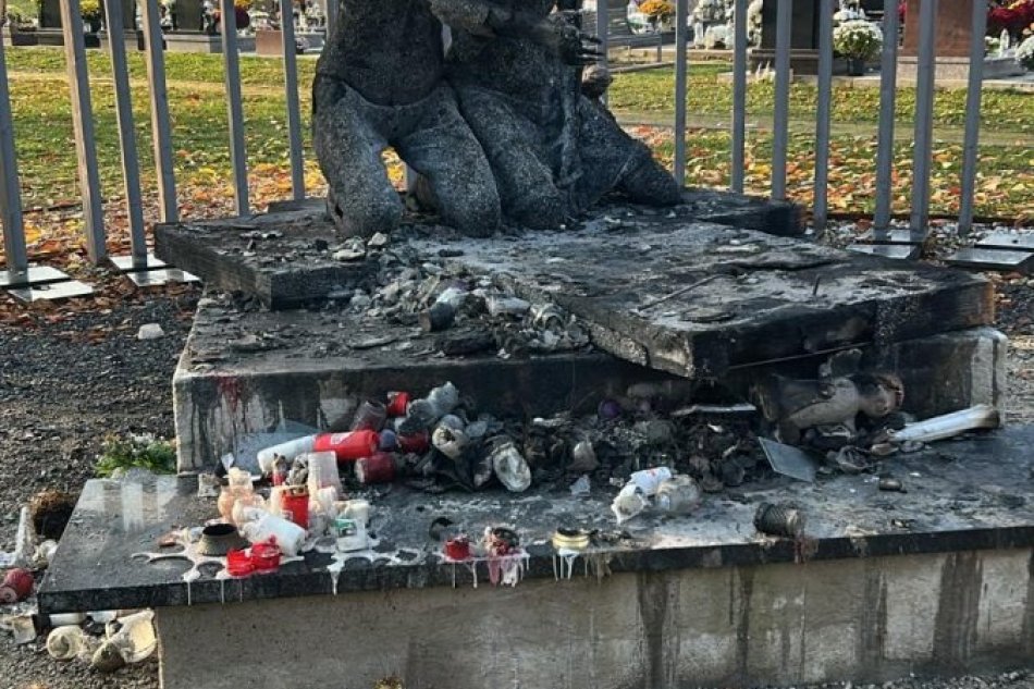 Požiar sochy na cintoríne v Trnave