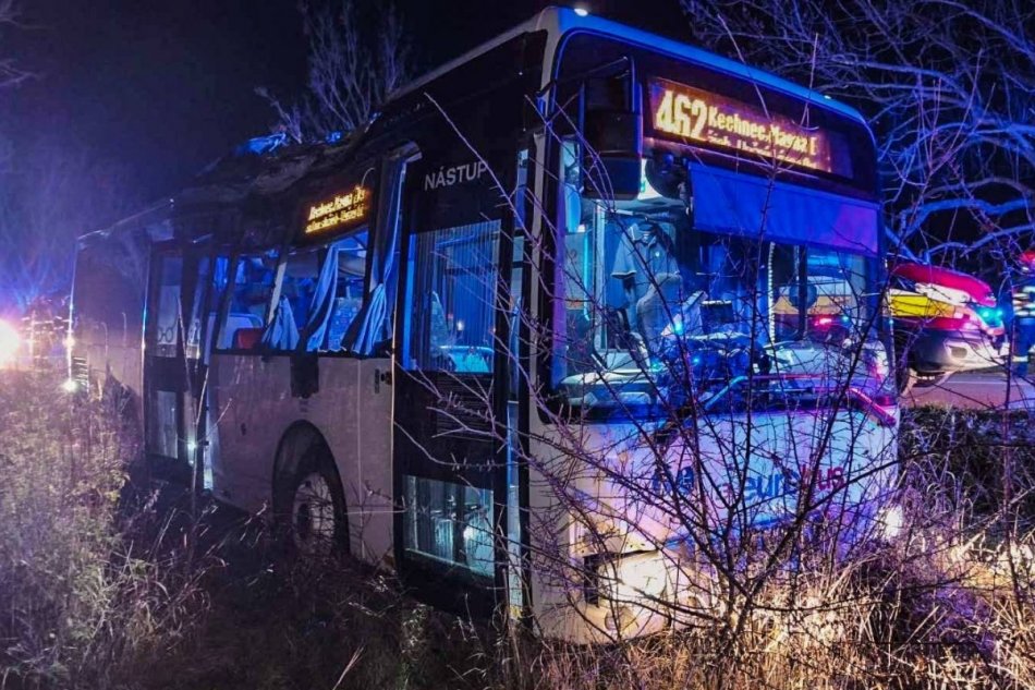 Autobus narazil do stromu