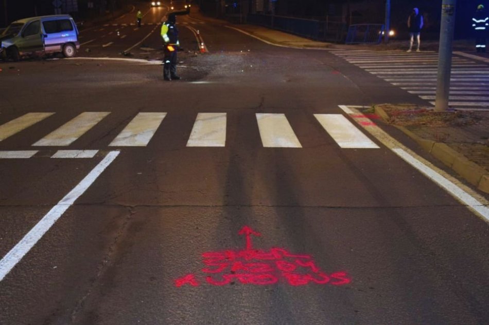 V OBRAZOCH: Zrážka auta s autobusom na križovatke