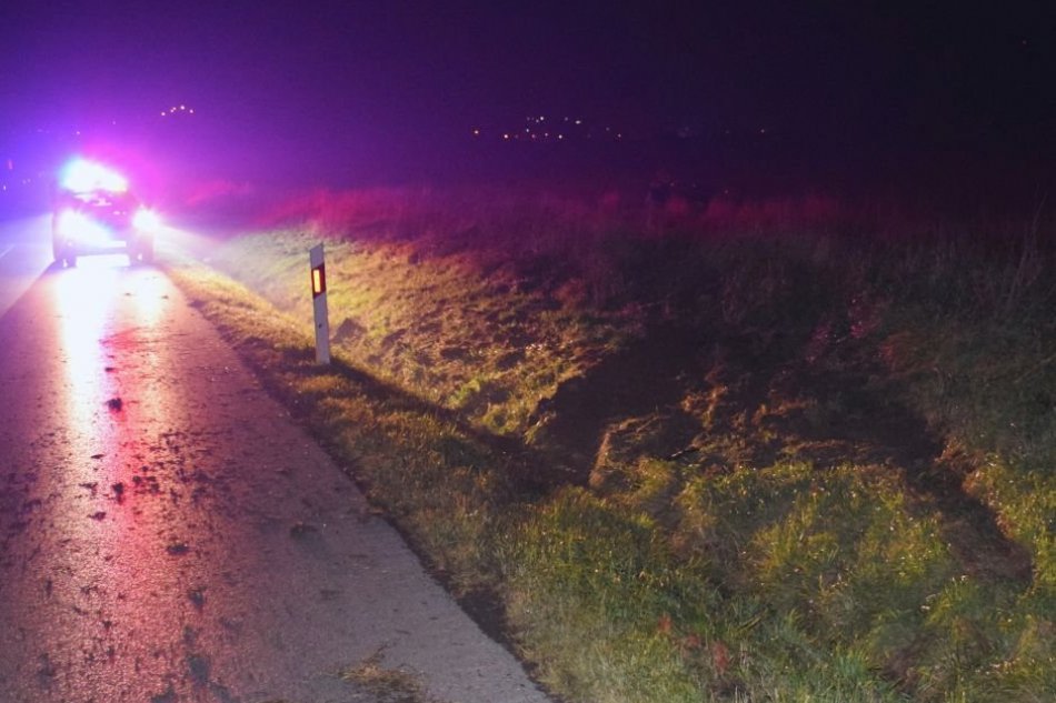 V OBRAZOCH: Auto skončilo po ťažkej nehode na streche