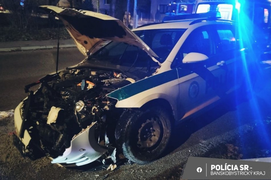 V OBRAZOCH: Nočná nehoda na križovatke v Revúcej