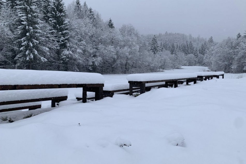 V OBRAZOCH: Zábery prvého snehu z kopcov nad Banskou Bystricou