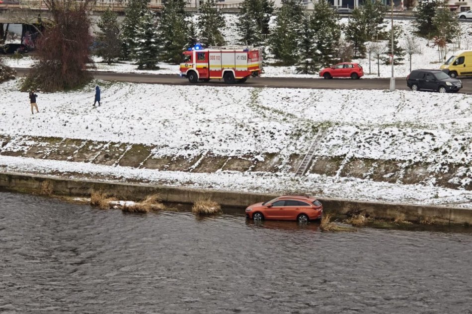 V OBRAZOCH: Auto zišlo strmým zrázom do Hrona
