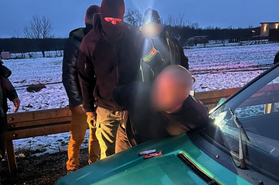 V OBRAZOCH: Protidrogová akcia rimavskosobotských policajtov