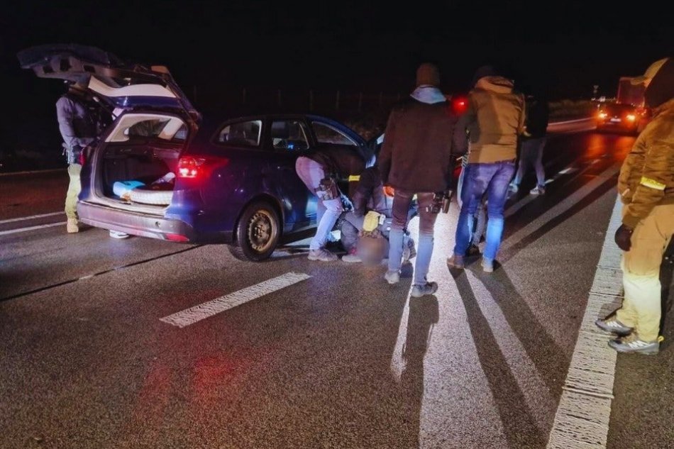 V OBRAZOCH: Večerný protidrogový zásah kriminalistov