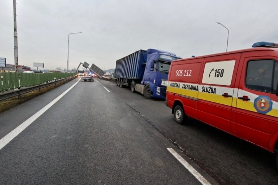 V OBRAZOCH: Nehoda kamióna pred Banskou Bystricou