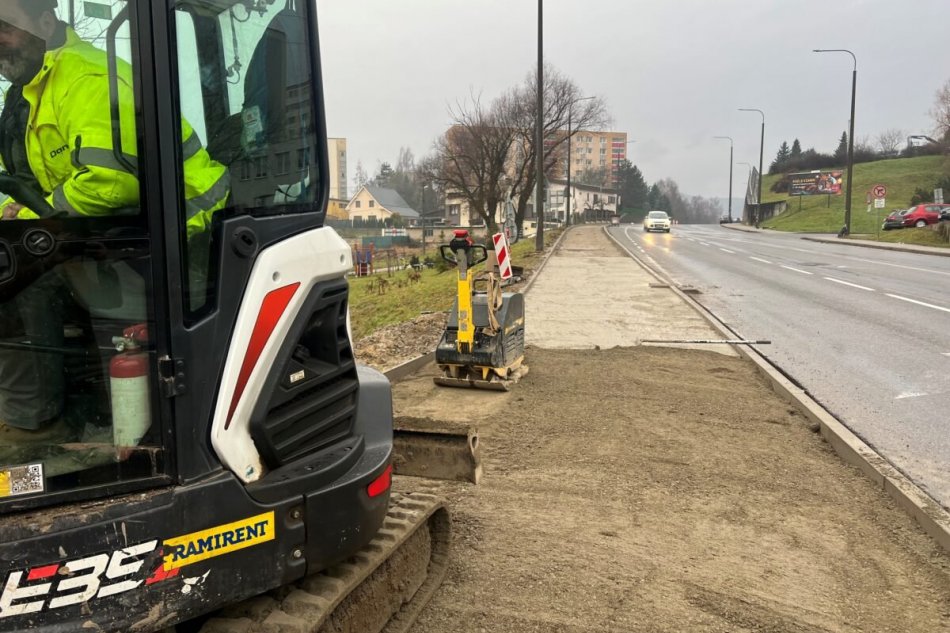 V OBRAZOCH: Rekonštrukcia chodníka na Ďumbierskej pokračuje