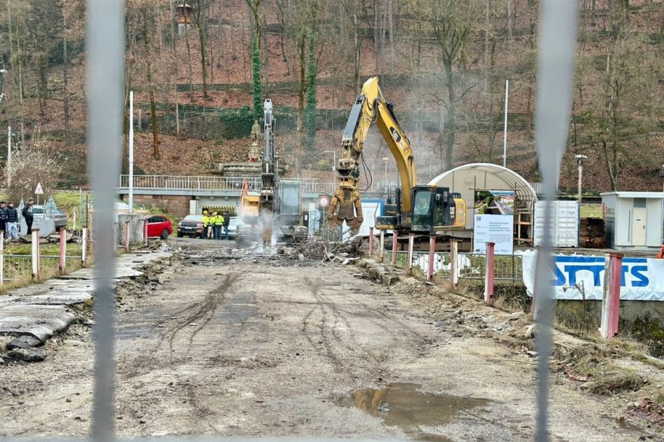 V OBRAZOCH: Začínajú sa búracie práce na moste pri malej železničnej stanici