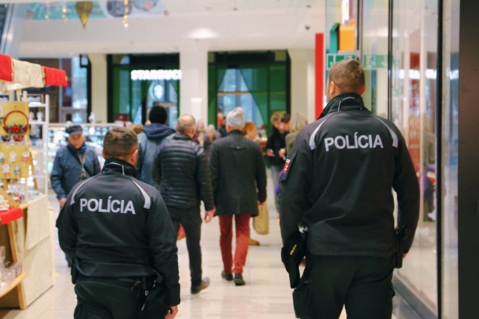 V OBRAZOCH: Policajné kontroly v nákupnom centre