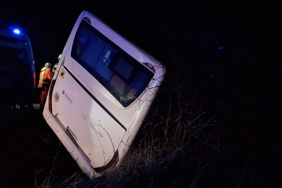 V OBRAZOCH: Nehoda autobusu neďaleko Lučenca