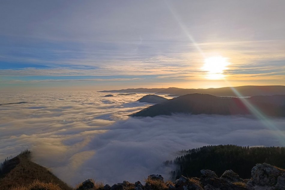 V OBRAZOCH: Čarovné výhľady z Majerovej skaly počas inverzie