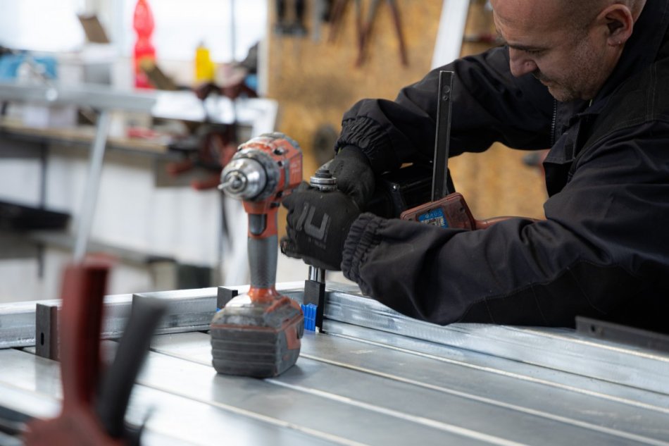 Kombinácia pergoly, dizajnu a praktického úložného priestoru vás dostane