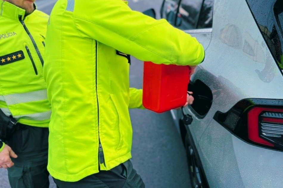 V OBRAZOCH: Policajti zachraňovali vodiča s novým autom