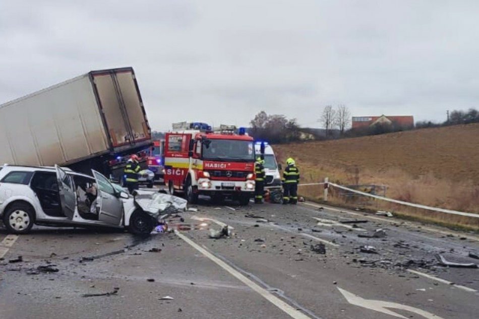 V OBRAZOCH: Tragická čelná zrážka auta s nákladiakom