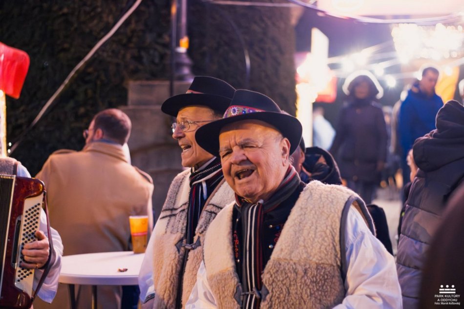 Folklór medzi návštevníkmi trhov