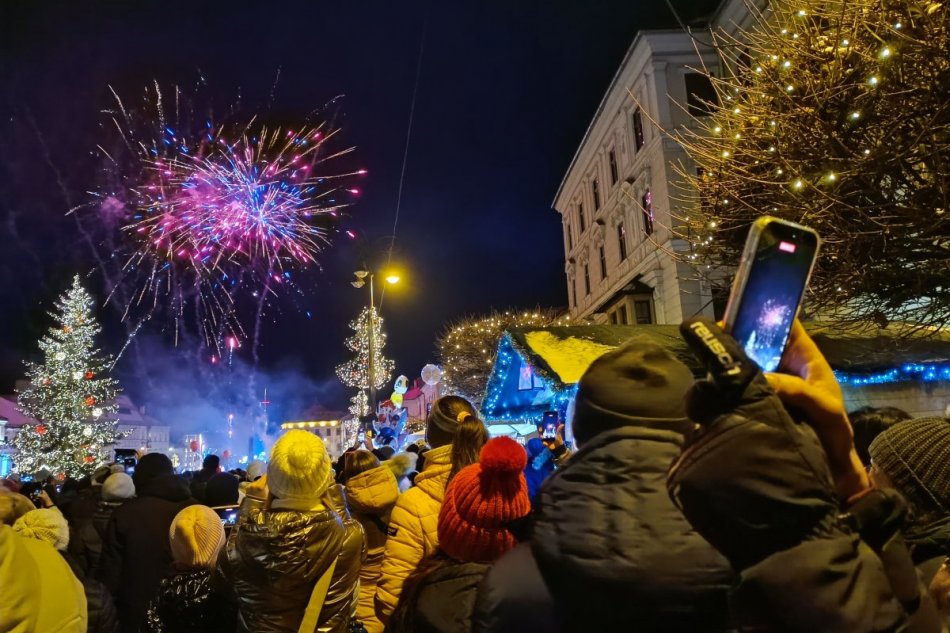 V OBRAZOCH: Veľkolepá pyromuzikálna šou na banskobystrickom Námestí SNP
