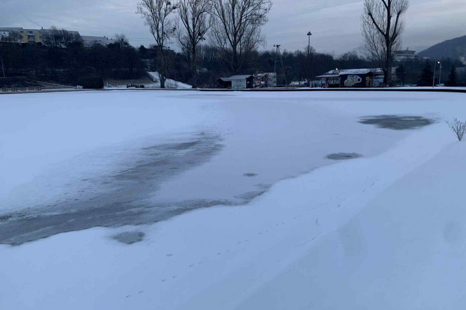 V OBRAZOCH: Korčuľovať sa na plážovom kúpalisku zatiaľ nedá