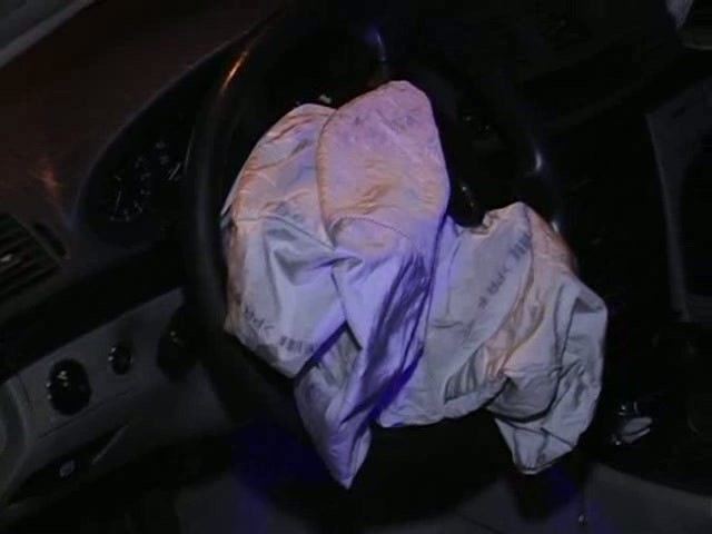 Mercedes v stĺpe, dve zranené