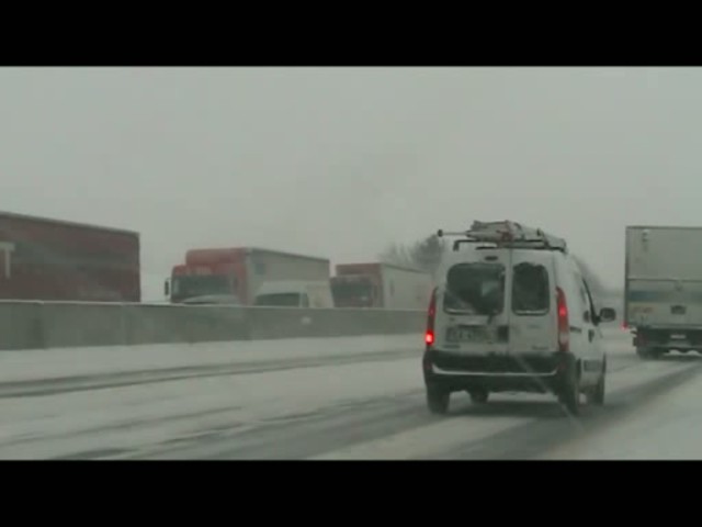 Husté sneženie komplikovalo dopravu