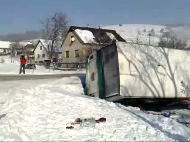 Pri nehode autobusu sa ľahko zranilo sedem žiakov