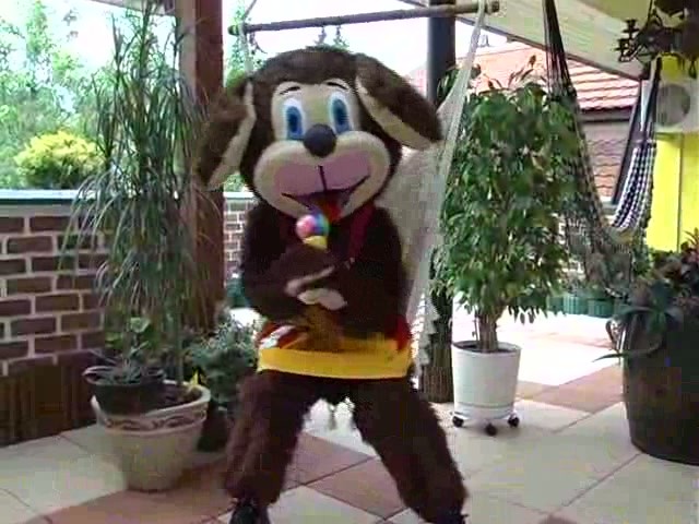 Zabáva ich svojou opičkou