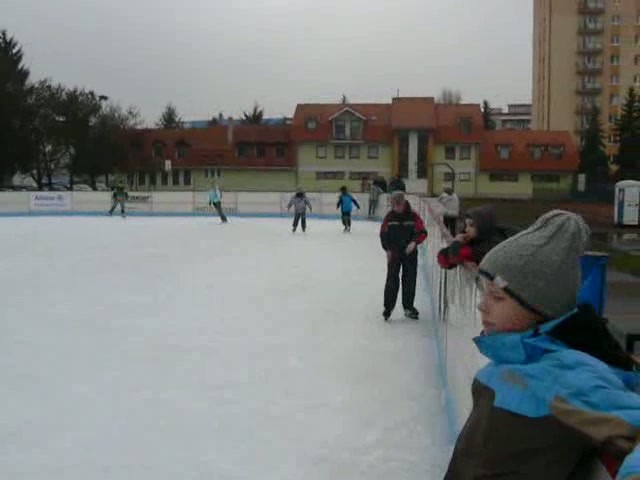 Ľad v centre mesta už vychutnávajú prví korčuliari