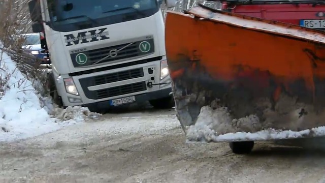 Sneh opäť potrápil kamionistov