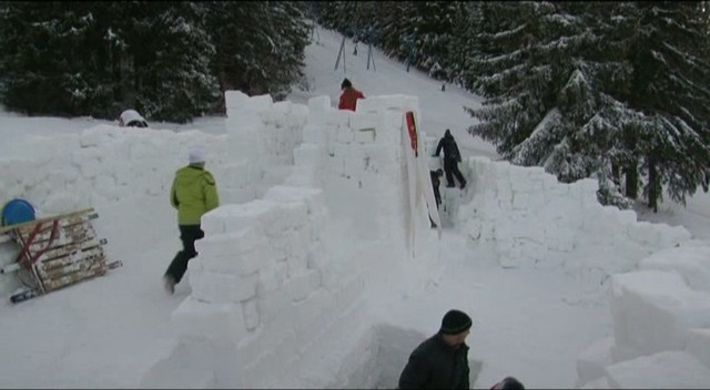 Na Mlynkách postavili obrovský snežný hrad!