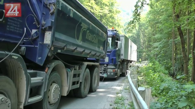 VIDEO: Kuriózna nehoda kamiónov na Prednej Hore!