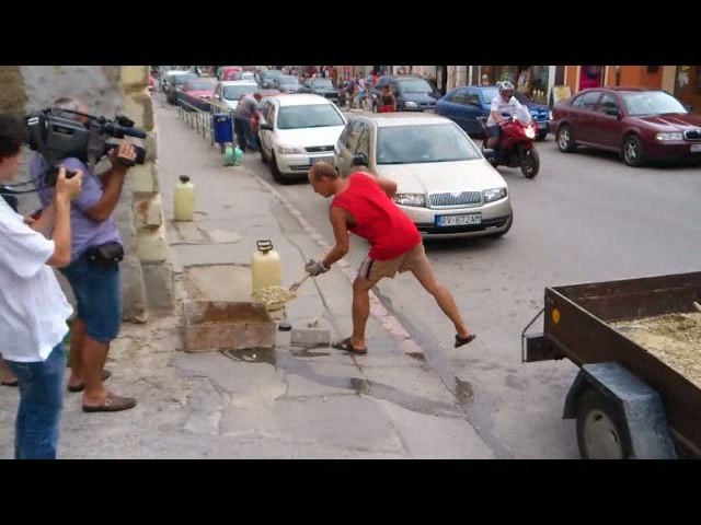 Pán Capák opäť opravuje chodníky v meste :)