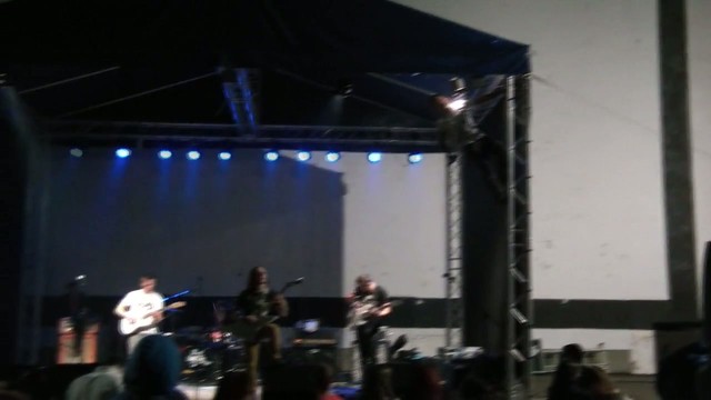 Zábery z festivalu: Spevák v ošiali liezol na strechu!