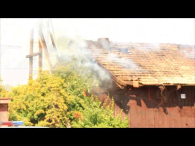 Video z miesta požiaru dreveného skladu pri stanici