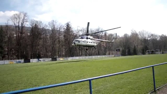 Vrtuľník Ministerstva vnútra pristál na futbalovom ihrisku