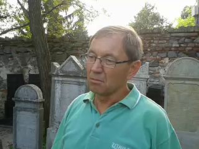 Ľudovít Chládek rozpráva o dejinách židovského cintorína v Zlatých Moravciach